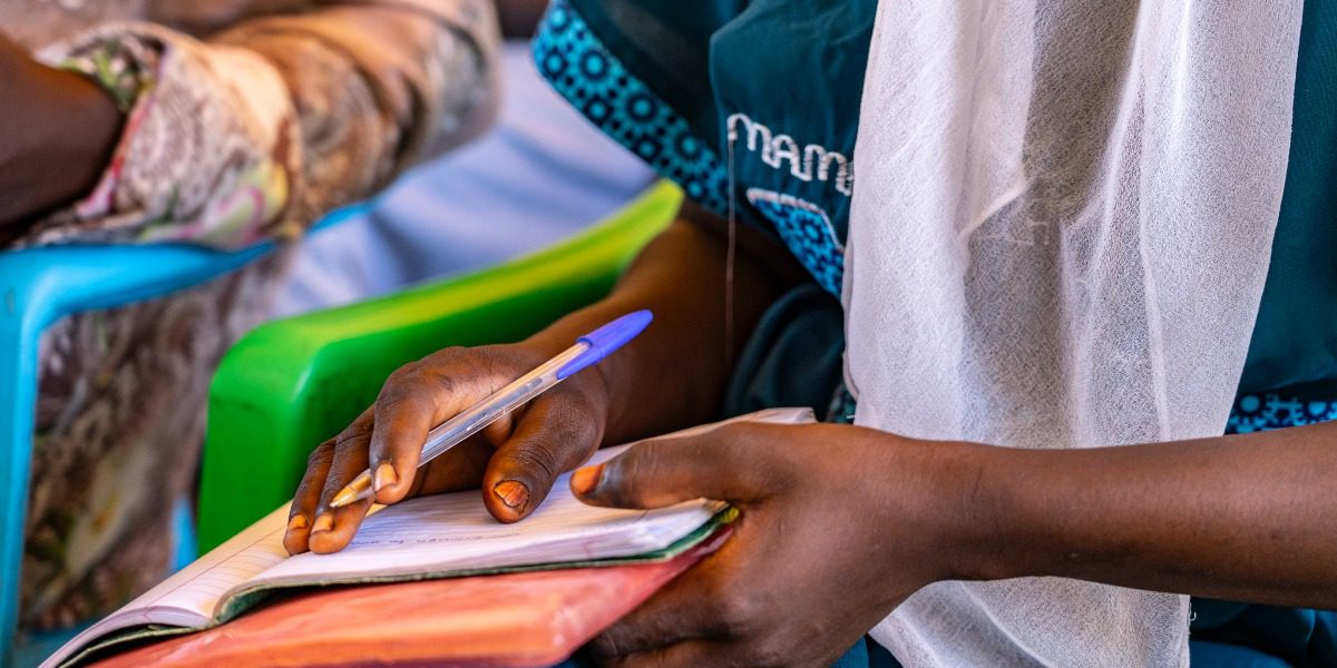 Una niña asiste a clase en el campo de refugiados de Maban. Aamira, llegó a Sudán del Sur, donde comenzó su viaje para apoyar a las mujeres y niñas refugiadas en sus estudios.