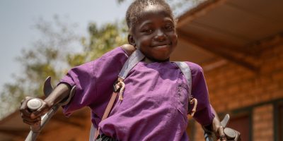 Une jeune fille en situation de handicap participant au programme d'éducation inclusive en République centrafricaine. Le JRS a publié un guide pour développer une éducation plus inclusive en faveur des enfants réfugiés en situation de handicap.