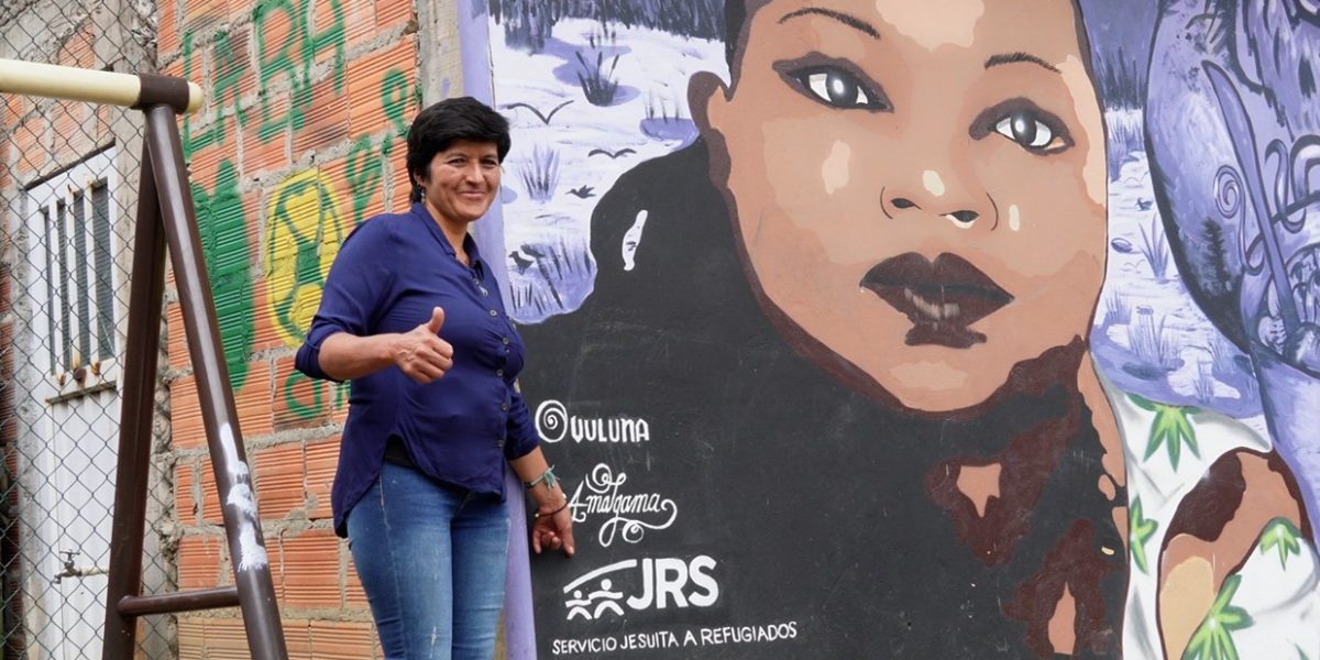 Pastora, lideresa de la comunidad del barrio Panorama, en Soacha, una población que colinda con Bogotá, Colombia. Pastora trabaja para tejer hilos de unidad en su comunidad en Colombia, con la esperanza de construir un futuro de paz.
