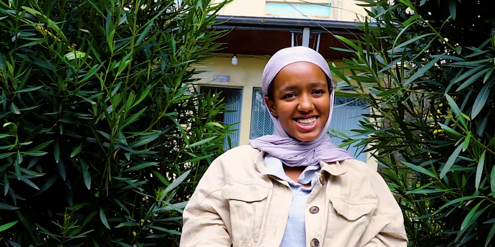 Kifah, une réfugiée soudanaise vivant en Éthiopie, promeut la paix par l'art. Elle est une Artisane de la Paix.