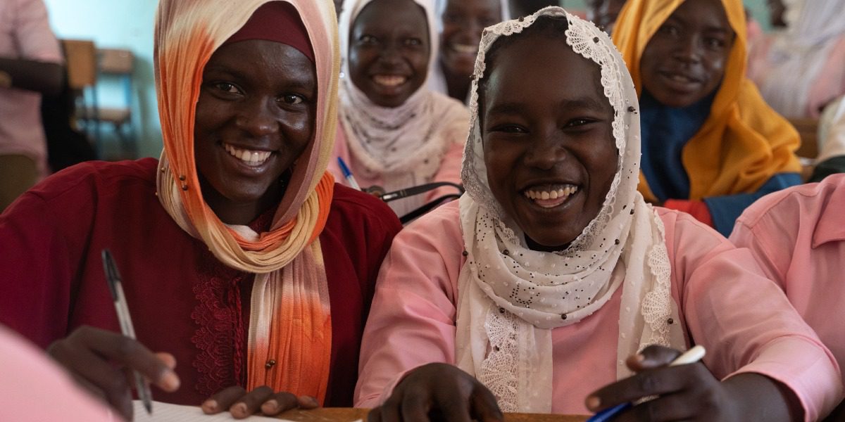 Niñas asistiendo a clase en una escuela de Goz Beida, Chad. La educación proporciona estabilidad y una sensación de normalidad, y fomenta una paz duradera en medio del desplazamiento.