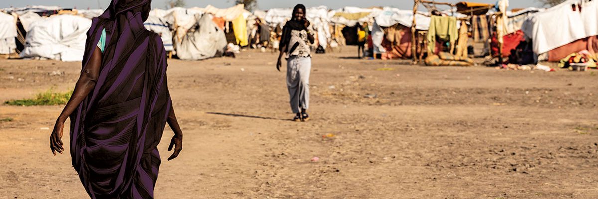 Une femme marche dans un camp à Renk, au Soudan du Sud, où les personnes fuyant le conflit au Soudan cherchent refuge.
