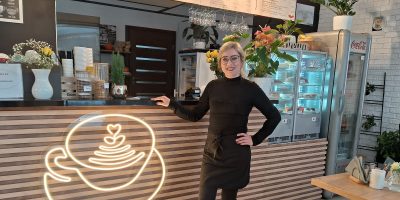 Une réfugiée ukrainienne en Pologne a ouvert son propre café, ce qui lui permet de subvenir à ses besoins et d'aider la communauté. Olena, réfugiée ukrainienne en Pologne, dans son café situé dans la ville de Nowy Sacz, en Pologne (Service jésuite des réfugiés).