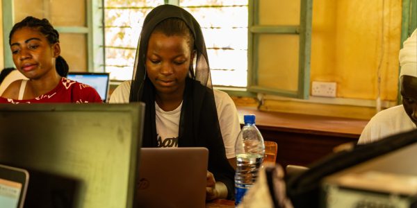 El JRS imparte formación en habilidades tecnológicas en Kakuma para conectar a las mujeres refugiadas con las oportunidades de empleo. Una mujer participa en el Programa de Inclusión Digital (DIP) en el campo de refugiados de Kakuma (Servicio Jesuita a Refugiados)
