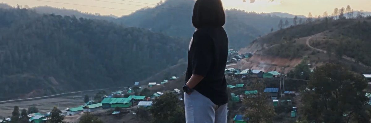 “Ecos del desplazamiento” es una serie de vídeos sobre la vida cotidiana, los sueños y las esperanzas de jóvenes en Myanmar. Una niña que vive en un campo de desplazados internos en Myanmar (Servicio Jesuita a Refugiados).