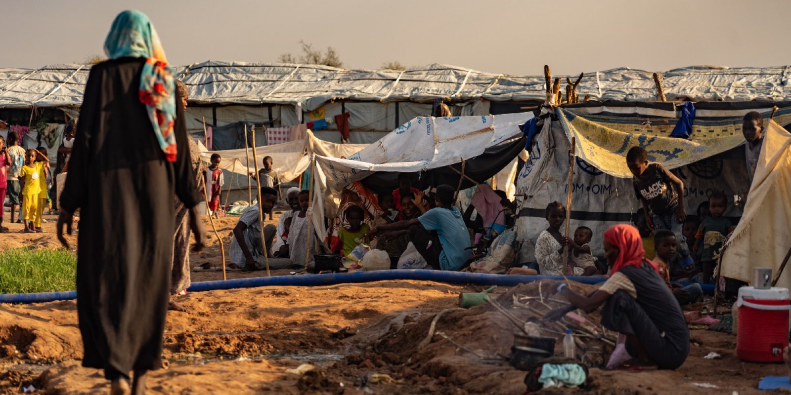 Shane Burke, Directeur Régional Adjoint du JRS pour l'Afrique de l'Est, décrit la réalité à laquelle est confrontée le peuple du Soudan. Centre de transit de Renk, à la frontière entre le Soudan et le Soudan du Sud (Service jésuite des réfugiés).