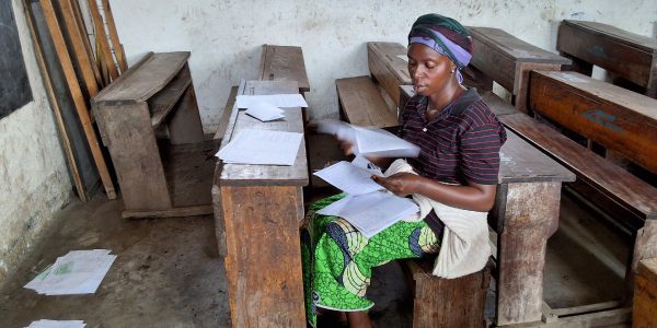 Malgré la violence et les niveaux élevés d'insécurité en RDC, le JRS aide les étudiants à passer leurs examens de fin d'année. Une étudiante après avoir passé son examen final en République démocratique du Congo (RDC) (Service jésuite des réfugiés).