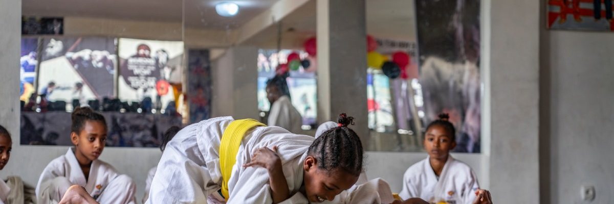 En Addis Abeba, Etiopía, el JRS imparte clases de yudo para acercar a los niños de las comunidades de refugiados y de acogida. Niños participan en clases de yudo impartidas por el JRS en Addis Abeba, Etiopía (Servicio Jesuita a Refugiados).