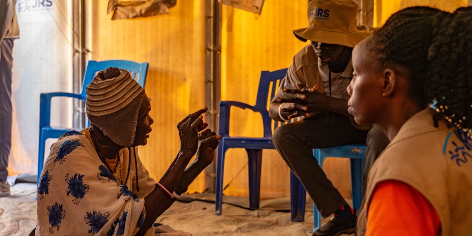 A l'occasion de la Journée mondiale de l'aide humanitaire, nous partageons les voix du personnel du JRS qui accompagne les réfugiés. Personnel du JRS répondant à la crise du Soudan, à Renk, au Soudan du Sud (Service Jésuite des Réfugiés).