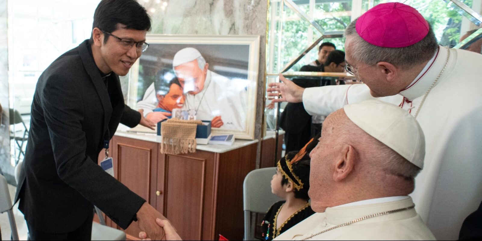 20 refugees from Myanmar, Afghanistan, Sudan, Somalia, and Sri Lanka were honored to welcome Pope Francis during his 45th apostolic journey. Fr Dam Febrianto SJ, JRS Indonesia Country Director meets with Pope Francis during the 45th apostolic journey. (Vatican News)