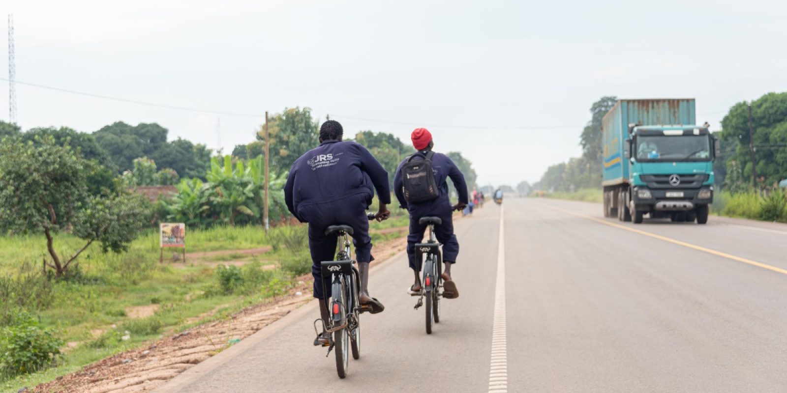 El JRS proporciona bicicletas a jóvenes estudiantes, facilitando el acceso a una educación de calidad en Uganda. Estudiantes que van a la escuela en bicicleta, en Uganda (Servicio Jesuita a Refugiados).