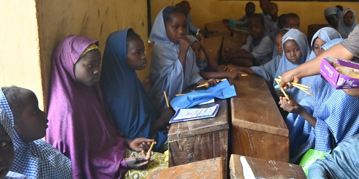 Le programme d'apprentissage accéléré du JRS et de l'Église permet aux enfants du Nigeria de retourner à l'école. Filles en classe dans une école au Nigéria (Service Jésuite des Réfugiés)