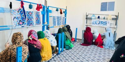 Le JRS a dispensé une formation en couture à des groupes de jeunes déplacés dans l'un des campements informels d'Afghanistan