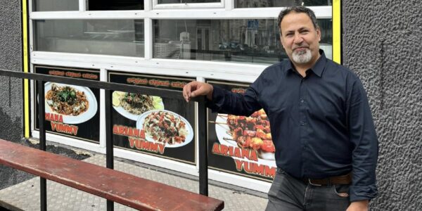 « Ariana Yummy, un commerce en Serbie, propose une authentique cuisine afghane, préparée avec amour par Kochai et sa famille. Kochai devant son restaurant « Ariana Yummi » à Belgrade, en Serbie (Service Jésuite des Réfugiés).