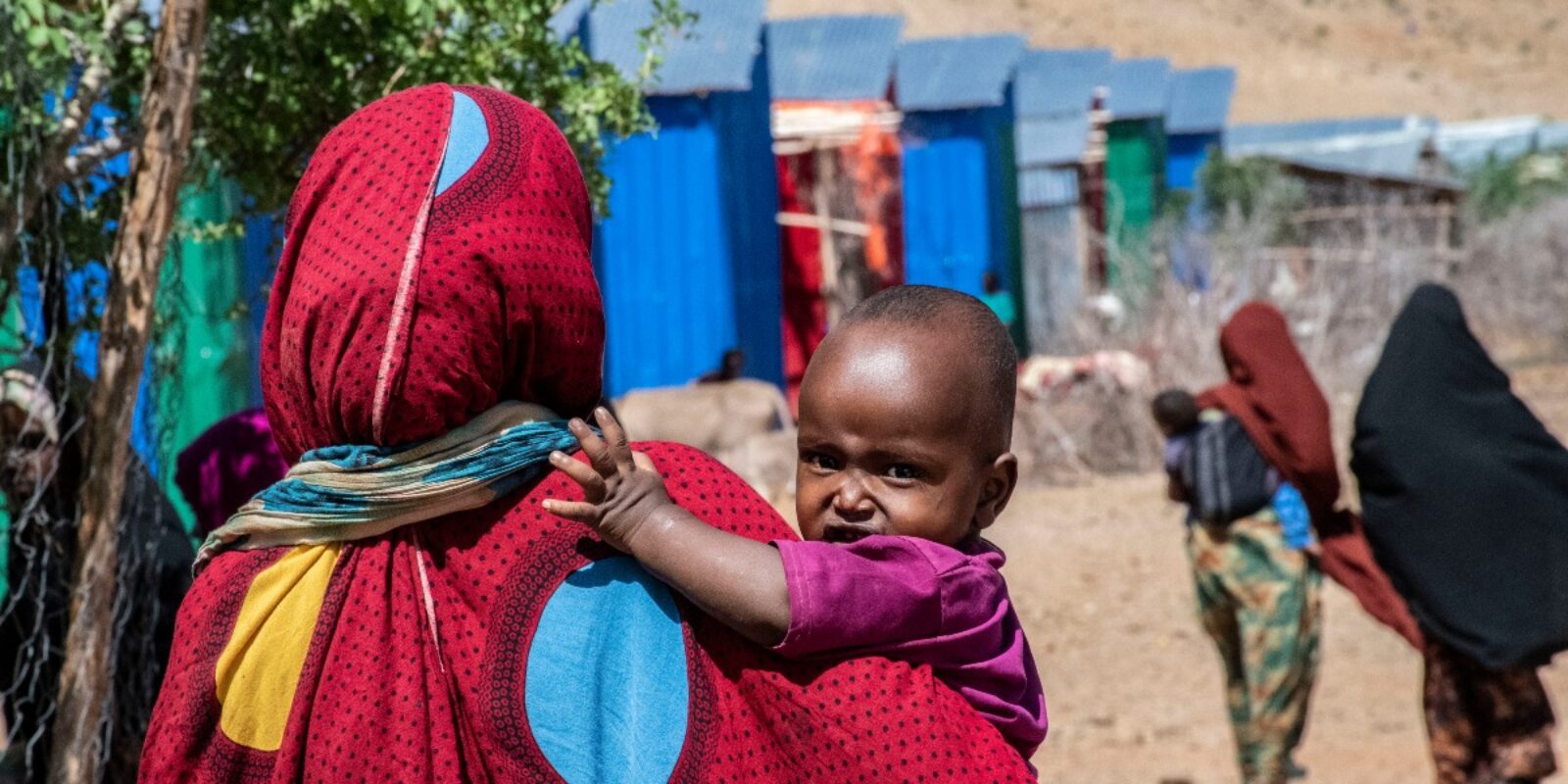 Fardusa a fui de la guerre en Somalie et vit maintenant en tant que réfugiée en Italie, où elle aide ceux qui en ont besoin.