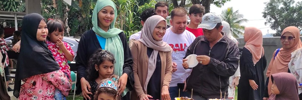 Through the support of the community, Maryam, a refugee from Ethiopia, was able to rebuild her life in Indonesia. Maryam takes part in a birthday party with the Bogor community in Indonesia (Jesuit Refugee Service).