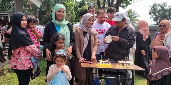 Through the support of the community, Maryam, a refugee from Ethiopia, was able to rebuild her life in Indonesia. Maryam takes part in a birthday party with the Bogor community in Indonesia (Jesuit Refugee Service).