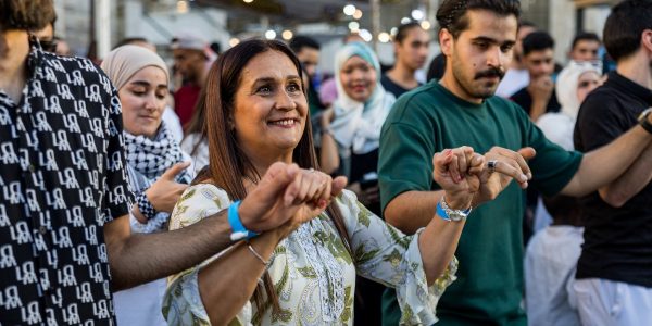 Este recurso es una invitación para que las comunidades actúen, creando espacios de encuentro y transformación social. El Festival del Encuentro organizado anualmente por JRS Jordania (Servicio Jesuita a Refugiados)
