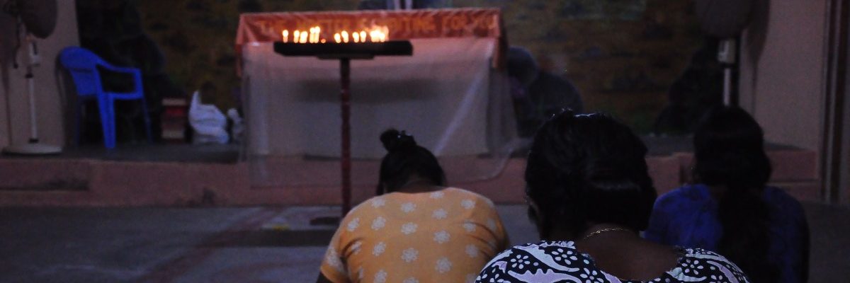 Mujeres rezando en Tamil Nadu, India (Servicio Jesuita a Refugiados). A medida que se acerca la Navidad, que sepamos reconocer la presencia de Cristo en cada persona que busca seguridad, dignidad y paz.
