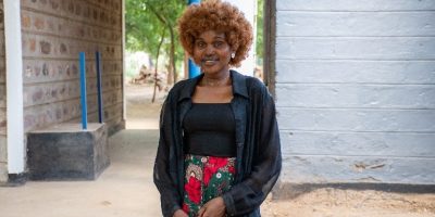 Nawal, une jeune Soudanaise, agit en tant que mentor académique pour les élèves du camp de réfugiés de Kakuma (Service jésuite des réfugiés). Dans le camp de réfugiés de Kakuma, Nawal, une jeune Soudanaise, guide d’autres jeunes vers des opportunités au Kenya.