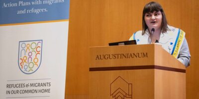 Viktoriia, de 24 años, de la región de Jersón, compartió su viaje desde Ucrania y lo que la esperanza significa para ella. Viktoriia, compartiendo su testimonio durante el evento 