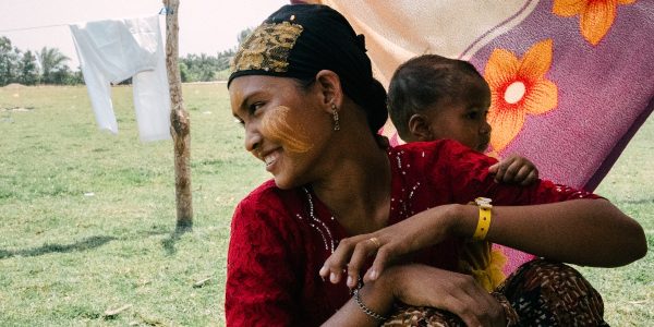 2025 a été une année difficile, mais elle nous a révélé quelque chose de plus profond: découvrez les quatre moments de l’espoir. Une maman avec son enfant, Indonésie 2025 (Yulianus Ladung/Service jésuite des réfugiés)