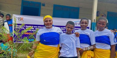Celebraciones por el inicio del año escolar en la República Democrática del Congo (Servicio Jesuita a Refugiados). Gracias a los fondos del 8×1000 de la CEI, el JRS sigue ofreciendo educación de calidad a los niños de la República Democrática del Congo.
