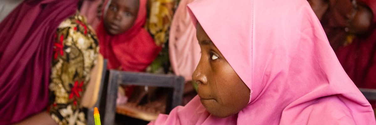 Estado de Borno, Nigeria: una niña asistiendo a clase (Servicio Jesuita a Refugiados). Testimonio de un miembro del personal de JRS que trabaja en el proyecto financiado por la UE para mejorar el acceso a la educación en Nigeria.