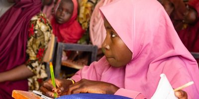 Témoignage d’un membre du JRS travaillant sur le projet financé par l’UE visant à améliorer l’accès à l’éducation pour les enfants au Nigeria. État de Borno, Nigeria, une fille en train d’assister à un cours (Service Jésuite des Réfugiés).