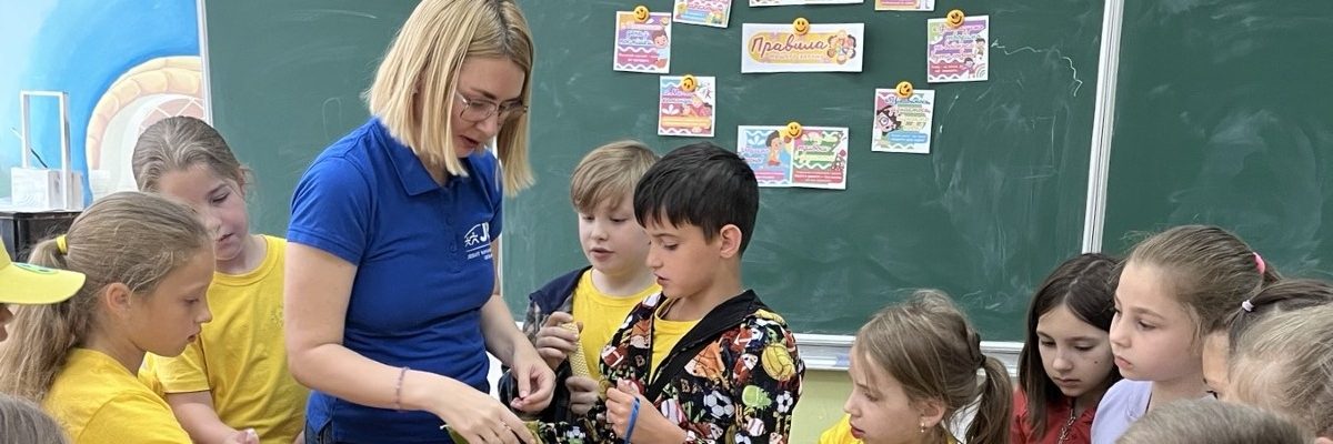 Lviv, Ukraine : des enfants participent à des activités récréatives organisées par le JRS (Service Jésuite des Réfugiés). Olesia, du JRS Ukraine, explique comment la compassion et l’hospitalité soutiennent les personnes déplacées.