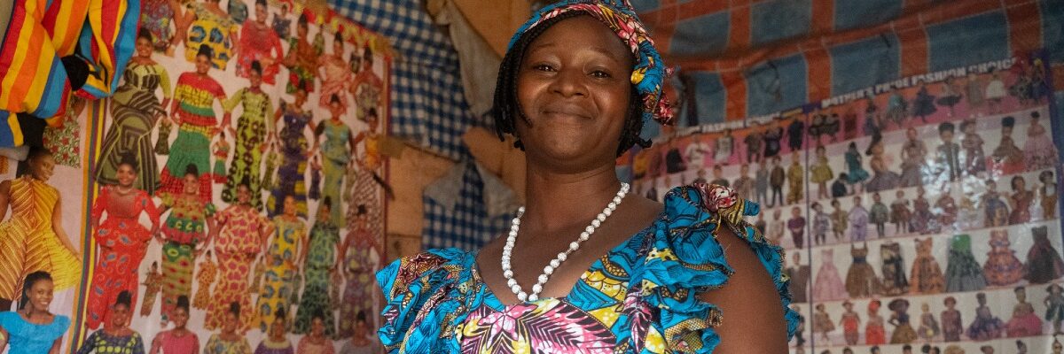 Quatre femmes réfugiées ont trouvé des moyens inspirants de reconstruire leur vie et de soutenir leurs communautés. Patricia, déplacée interne au Cameroun, travaille comme couturière à Yaoundé, où sa petite entreprise lui permet de subvenir aux besoins de sa famille et de contribuer à sa communauté (Service Jésuite des Réfugiés).