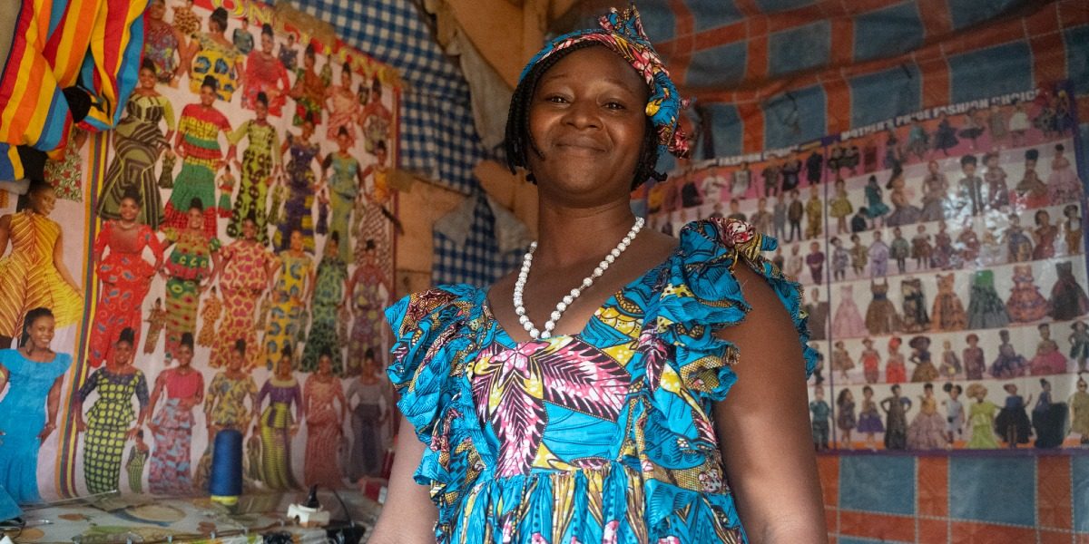 Quatre femmes réfugiées ont trouvé des moyens inspirants de reconstruire leur vie et de soutenir leurs communautés. Patricia, déplacée interne au Cameroun, travaille comme couturière à Yaoundé, où sa petite entreprise lui permet de subvenir aux besoins de sa famille et de contribuer à sa communauté (Service Jésuite des Réfugiés).