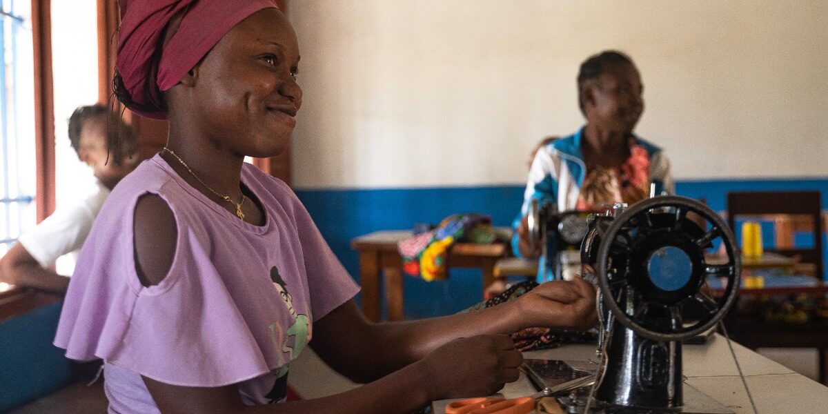 Cours de formation professionnelle à Bambari, République centrafricaine (Service jésuite des réfugiés). L’inclusion économique aide les réfugiés à retrouver leur autonomie et leur identité professionnelle, favorisant leur intégration dans la communauté.