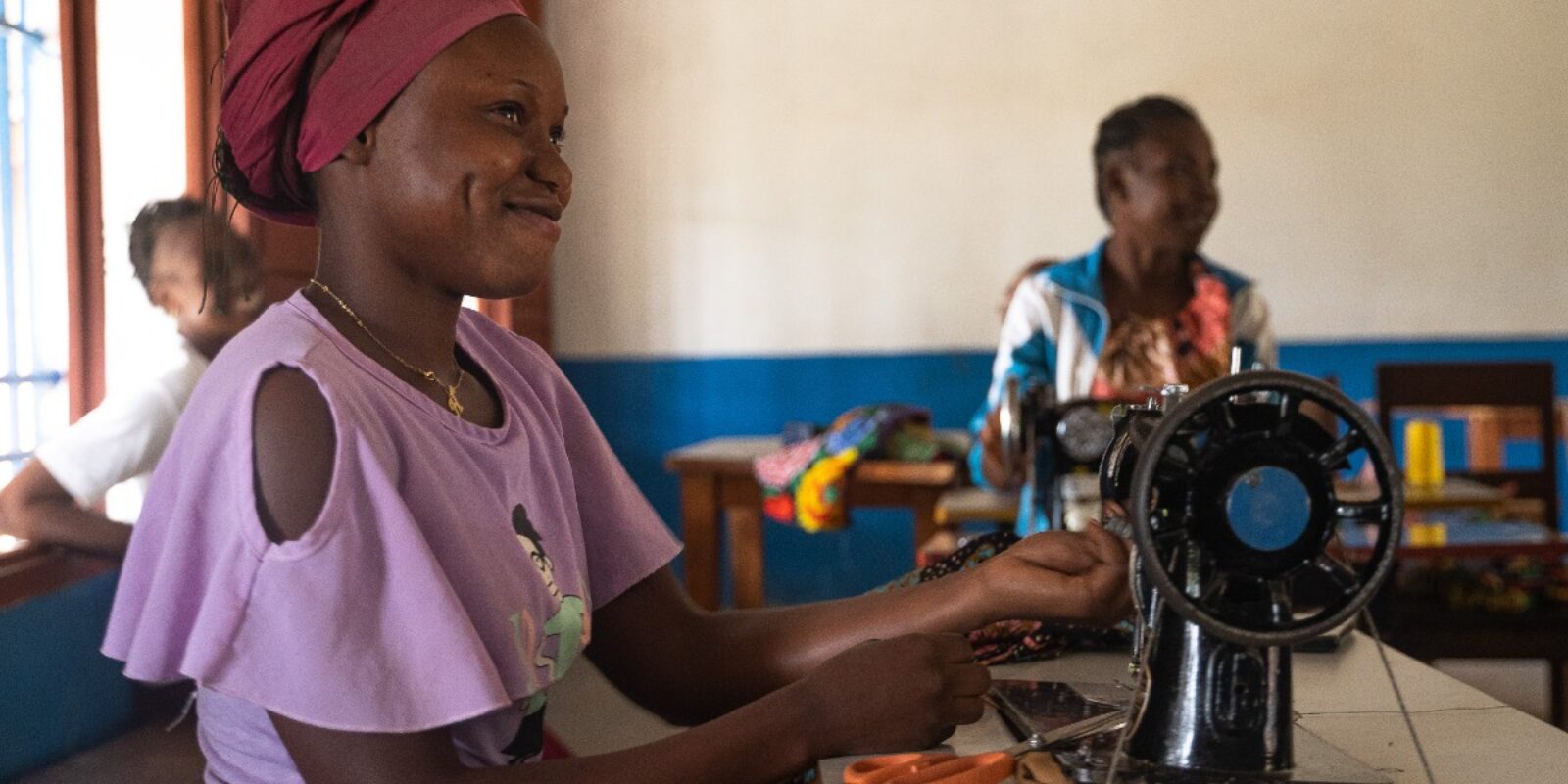 Cours de formation professionnelle à Bambari, République centrafricaine (Service jésuite des réfugiés). L’inclusion économique aide les réfugiés à retrouver leur autonomie et leur identité professionnelle, favorisant leur intégration dans la communauté.