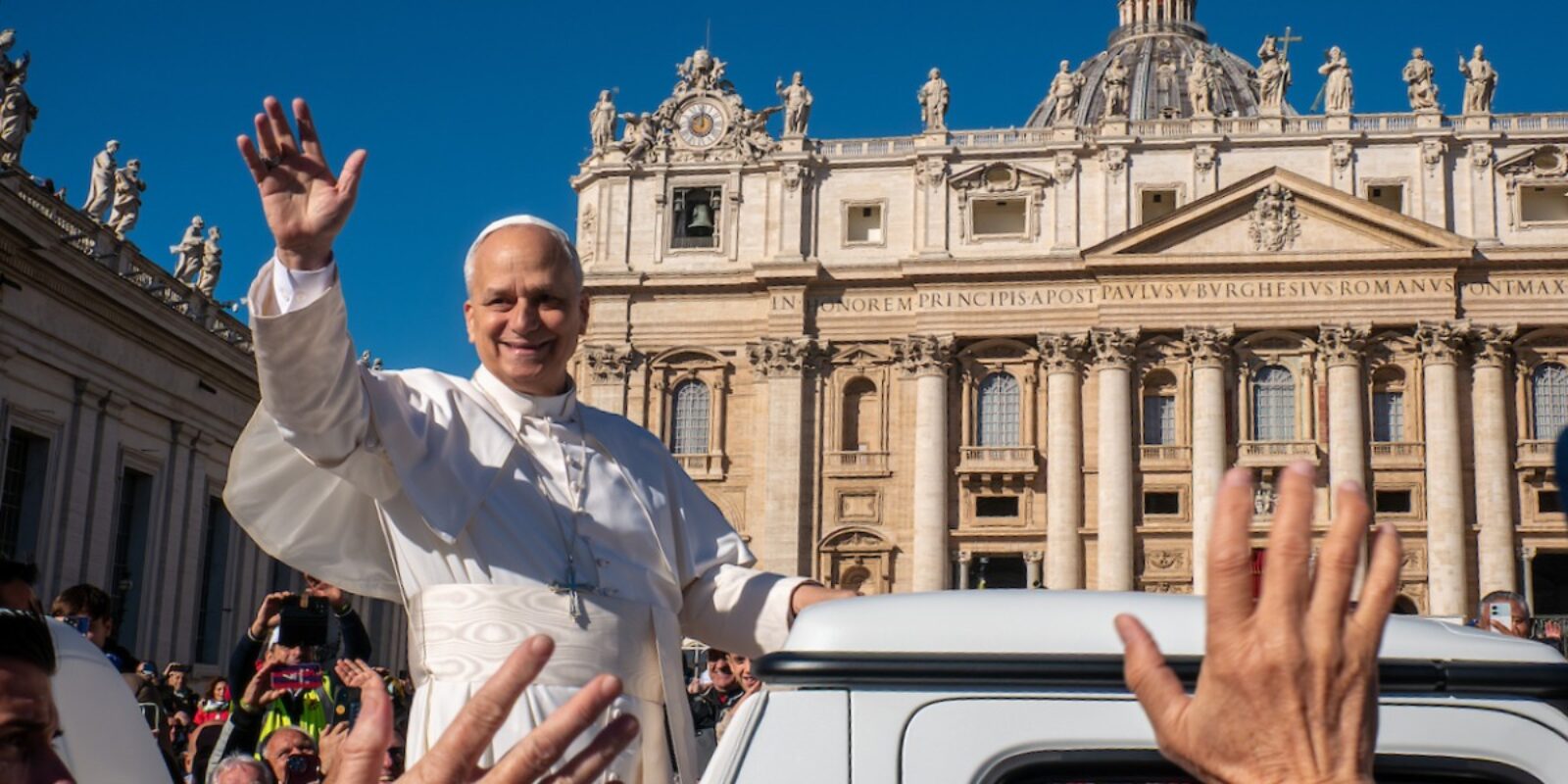 Pope Leo XIV greets the faithful gathered in St Peter’s Square on the occasion of the General Audience for the Jubilee of Migrants, 4–5 October 2025 (Jesuit Refugee Service). One year after the election of Pope Leo XIV, JRS recalls some of the most important moments of his pontificate and his commitment to peace.