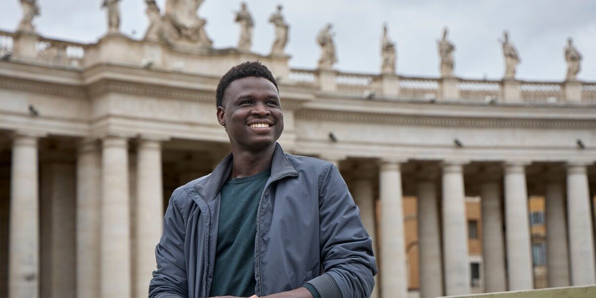 Mahamat photographié sur la place Saint‑Pierre, à Rome (Soheila Sanamno/Centro Astalli – JRS Italie)