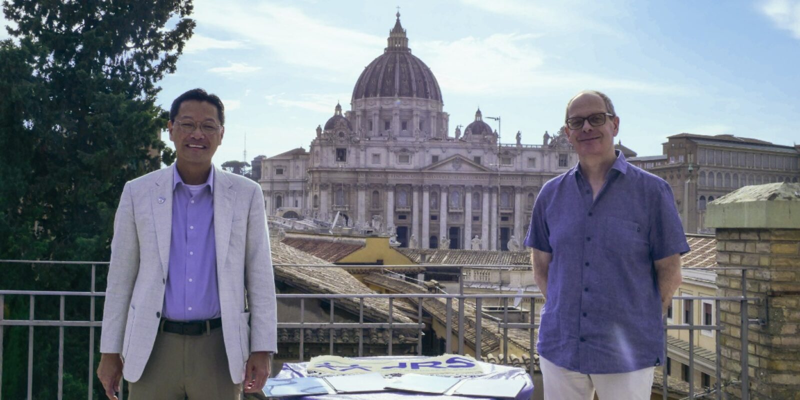 Dr Thomas Poon, President of Loyola Marymount University, and Br Michael Schöpf SJ, JRS International Director, signing the Memorandum of Understanding establishing a partnership between Loyola Marymount University and JRS.