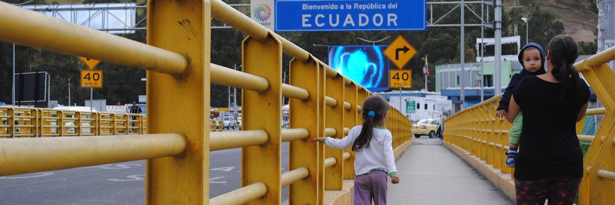 Migrant people crossing the border between Venezuela and Ecuador (archive photo, Jesuit Refugee Service).