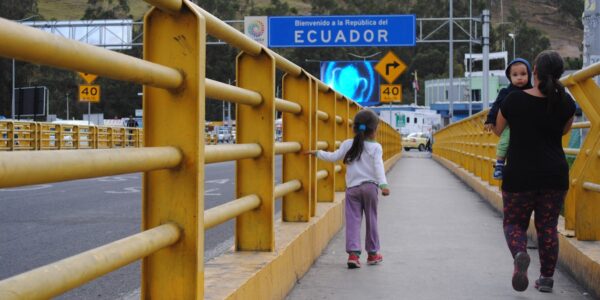 Migrant people crossing the border between Venezuela and Ecuador (archive photo, Jesuit Refugee Service).