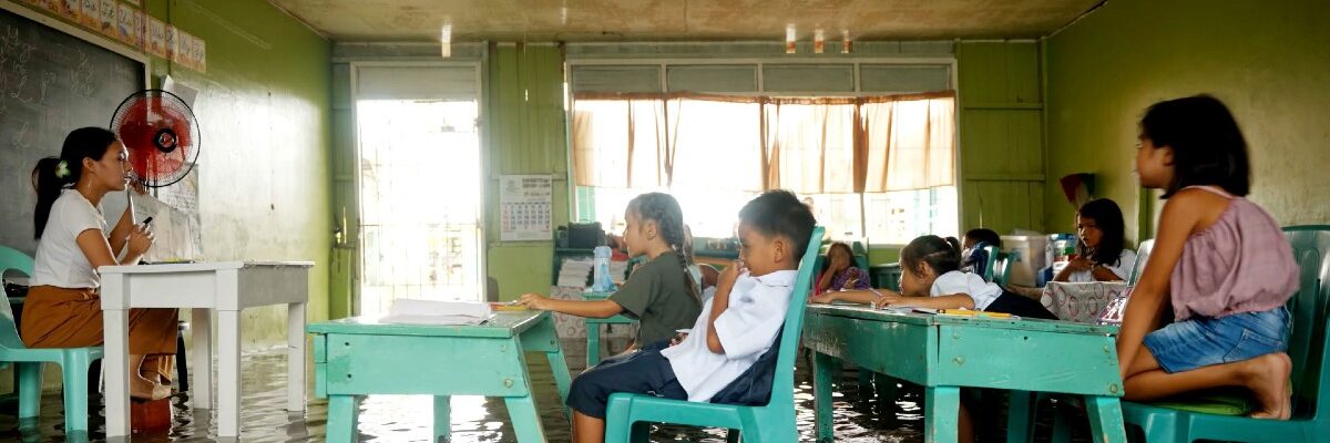 Classroom learning continues on an island in Bohol, in the Philippines, despite flooding caused by rising sea levels. (Ditsi Carolino/Jesuit Refugee Service Asia Pacific)
