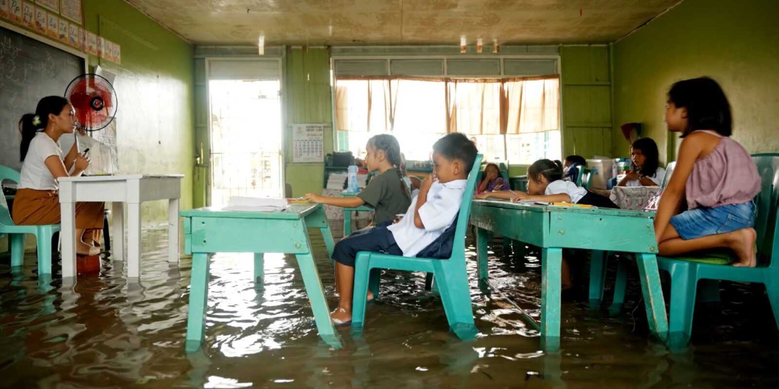 Classroom learning continues on an island in Bohol, in the Philippines, despite flooding caused by rising sea levels. (Ditsi Carolino/Jesuit Refugee Service Asia Pacific)