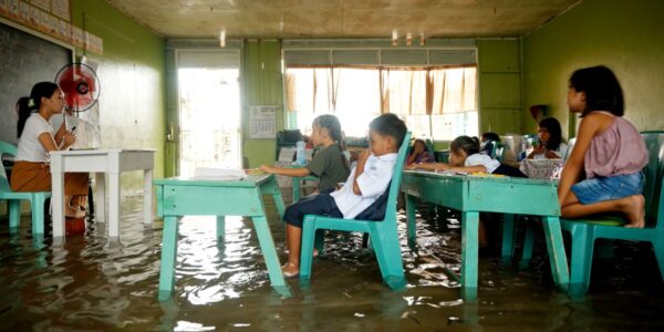 Classroom learning continues on an island in Bohol, in the Philippines, despite flooding caused by rising sea levels. (Ditsi Carolino/Jesuit Refugee Service Asia Pacific)