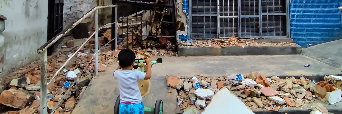 Un niño observa los escombros que dejaron los terremotos que sacudieron Venezuela en junio de 2026 (Sergio González/Servicio Jesuita a Refugiados)