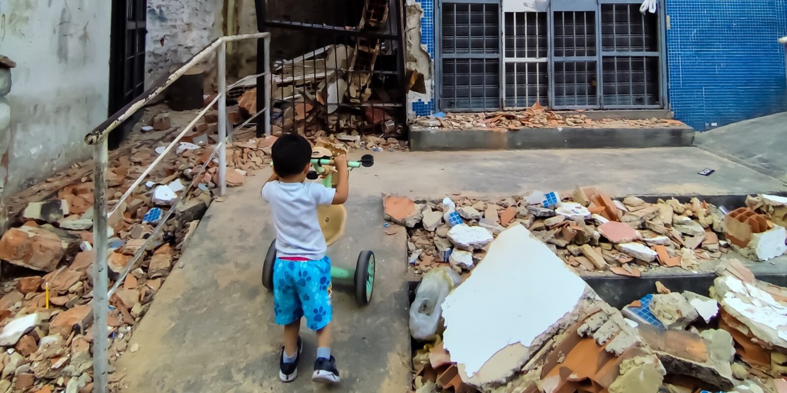 A child looks at the rubble left by the earthquakes that struck Venezuela in June 2026 (Sergio González/Jesuit Refugee Service)