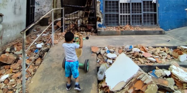 A child looks at the rubble left by the earthquakes that struck Venezuela in June 2026 (Sergio González/Jesuit Refugee Service)